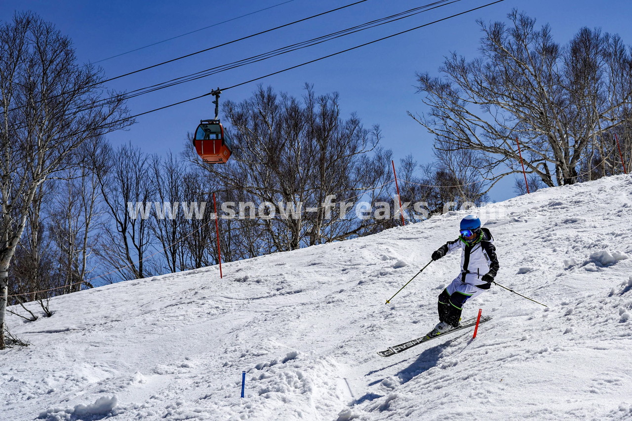 札幌国際スキー場 Mt.石井スポーツ ISHII SKI ACADEMY 校長・斉藤人之さんによる『斉藤塾』開講。本日のテーマは、「春雪！コブからスキーのたわみを楽しむ！！」(^^)v